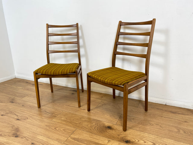 WMK # 1/2 Formschöner, stabiler und gut erhaltener heller 60er Jahre Strebenstuhl mit intaktem Originalbezug # Stuhl Holzstuhl Esszimmerstuhl Küchenstuhl Dining Chair Mid-Century Vintage 70er Retro