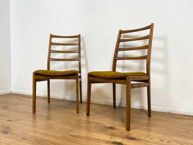 WMK # 1/2 Formschöner, stabiler und gut erhaltener heller 60er Jahre Strebenstuhl mit intaktem Originalbezug # Stuhl Holzstuhl Esszimmerstuhl Küchenstuhl Dining Chair Mid-Century Vintage 70er Retro