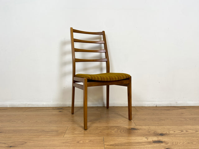 WMK # 1/2 Formschöner, stabiler und gut erhaltener heller 60er Jahre Strebenstuhl mit intaktem Originalbezug # Stuhl Holzstuhl Esszimmerstuhl Küchenstuhl Dining Chair Mid-Century Vintage 70er Retro