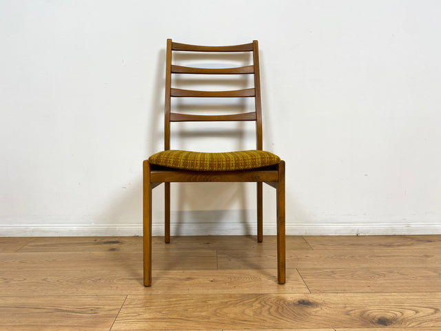 WMK # 1/2 Formschöner, stabiler und gut erhaltener heller 60er Jahre Strebenstuhl mit intaktem Originalbezug # Stuhl Holzstuhl Esszimmerstuhl Küchenstuhl Dining Chair Mid-Century Vintage 70er Retro