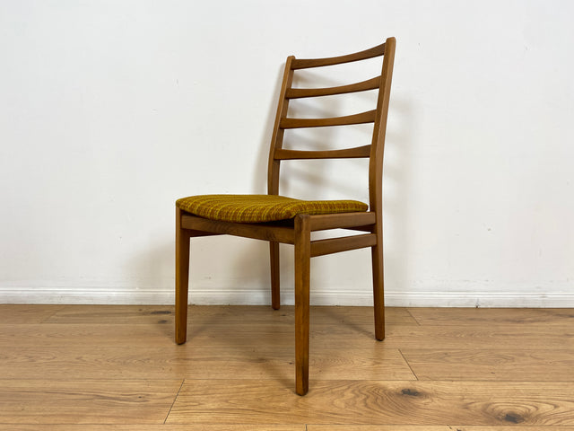 WMK # 1/2 Formschöner, stabiler und gut erhaltener heller 60er Jahre Strebenstuhl mit intaktem Originalbezug # Stuhl Holzstuhl Esszimmerstuhl Küchenstuhl Dining Chair Mid-Century Vintage 70er Retro