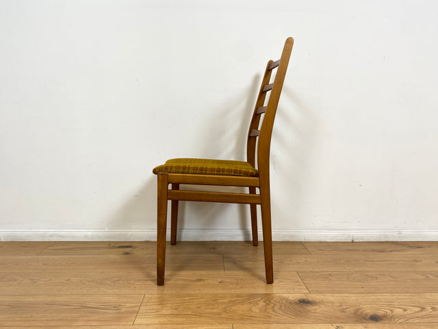 WMK # 1/2 Formschöner, stabiler und gut erhaltener heller 60er Jahre Strebenstuhl mit intaktem Originalbezug # Stuhl Holzstuhl Esszimmerstuhl Küchenstuhl Dining Chair Mid-Century Vintage 70er Retro