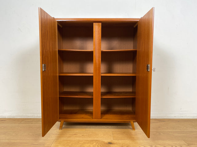 WMK I Formschöner 60er Jahre Wäscheschrank mit zeittypischen konischen Füßen I Schrank Highboard Kommode Sideboard Schuhschrank Schuhkommode Flurkommode Mid-Century Vintage 50er Berlin Leipzig Bremen