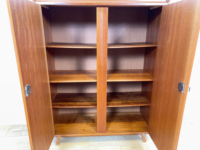 WMK I Formschöner 60er Jahre Wäscheschrank mit zeittypischen konischen Füßen I Schrank Highboard Kommode Sideboard Schuhschrank Schuhkommode Flurkommode Mid-Century Vintage 50er Berlin Leipzig Bremen