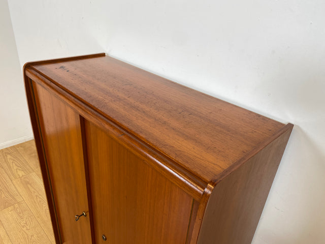 WMK I Formschöner 60er Jahre Wäscheschrank mit zeittypischen konischen Füßen I Schrank Highboard Kommode Sideboard Schuhschrank Schuhkommode Flurkommode Mid-Century Vintage 50er Berlin Leipzig Bremen