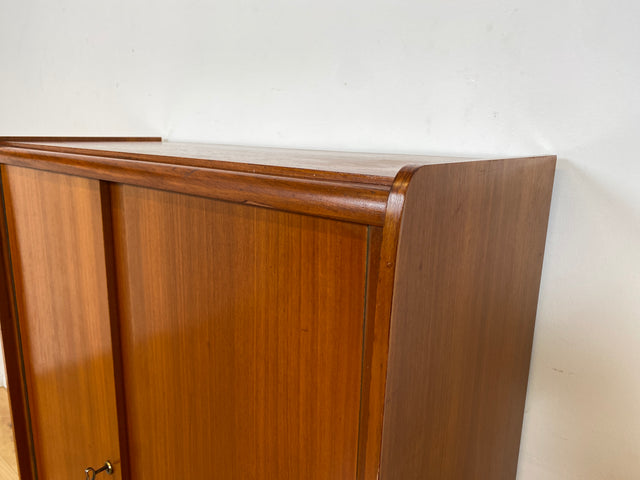 WMK I Formschöner 60er Jahre Wäscheschrank mit zeittypischen konischen Füßen I Schrank Highboard Kommode Sideboard Schuhschrank Schuhkommode Flurkommode Mid-Century Vintage 50er Berlin Leipzig Bremen