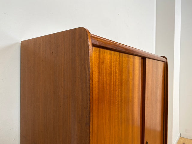 WMK I Formschöner 60er Jahre Wäscheschrank mit zeittypischen konischen Füßen I Schrank Highboard Kommode Sideboard Schuhschrank Schuhkommode Flurkommode Mid-Century Vintage 50er Berlin Leipzig Bremen