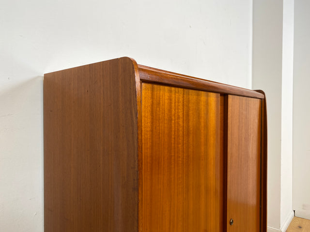 WMK I Formschöner 60er Jahre Wäscheschrank mit zeittypischen konischen Füßen I Schrank Highboard Kommode Sideboard Schuhschrank Schuhkommode Flurkommode Mid-Century Vintage 50er Berlin Leipzig Bremen