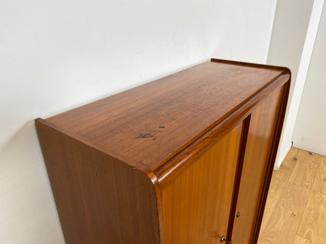 WMK I Formschöner 60er Jahre Wäscheschrank mit zeittypischen konischen Füßen I Schrank Highboard Kommode Sideboard Schuhschrank Schuhkommode Flurkommode Mid-Century Vintage 50er Berlin Leipzig Bremen