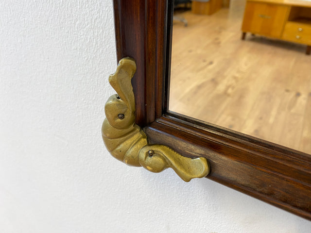 WMK I Versand möglich I Sehr hübscher 60er Jahre Wandspiegel im antiken Stil mit Holzrahmen und goldfarbenen Zierelementen