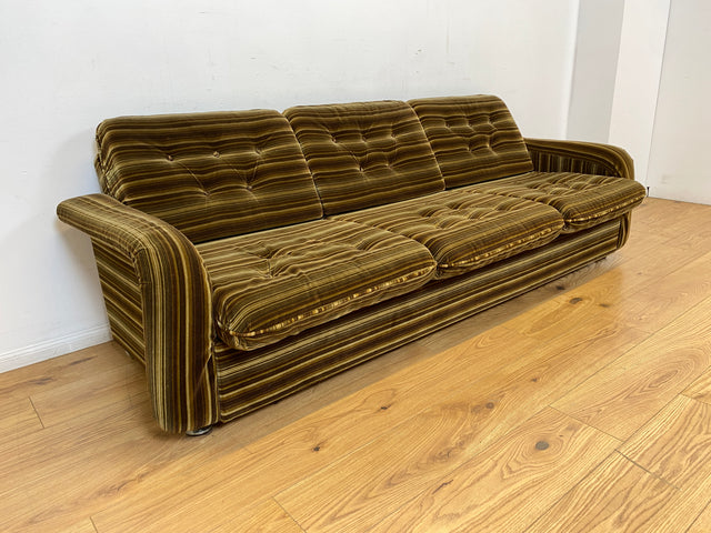 WMK I Formschönes 1970er Space Age Sofa mit Schlaffunktion, Bettwäschefach & gestreiftem Originalbezug I Sofa Couch Schlafsofa 3-Sitzer Ausziehsofa Klappcouch Daybed Retro Vintage Berlin Kiel Dresden