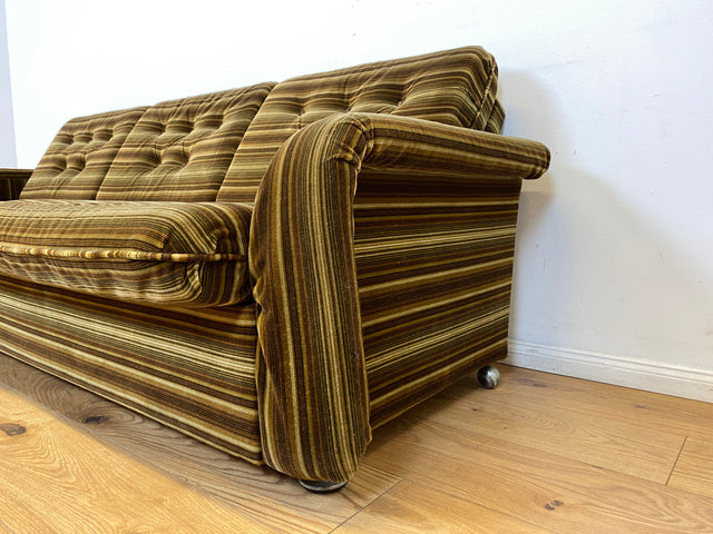 WMK I Formschönes 1970er Space Age Sofa mit Schlaffunktion, Bettwäschefach & gestreiftem Originalbezug I Sofa Couch Schlafsofa 3-Sitzer Ausziehsofa Klappcouch Daybed Retro Vintage Berlin Kiel Dresden