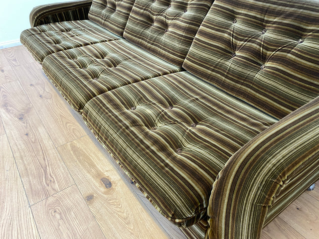WMK I Formschönes 1970er Space Age Sofa mit Schlaffunktion, Bettwäschefach & gestreiftem Originalbezug I Sofa Couch Schlafsofa 3-Sitzer Ausziehsofa Klappcouch Daybed Retro Vintage Berlin Kiel Dresden