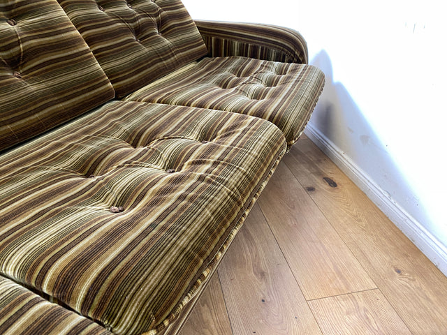 WMK I Formschönes 1970er Space Age Sofa mit Schlaffunktion, Bettwäschefach & gestreiftem Originalbezug I Sofa Couch Schlafsofa 3-Sitzer Ausziehsofa Klappcouch Daybed Retro Vintage Berlin Kiel Dresden