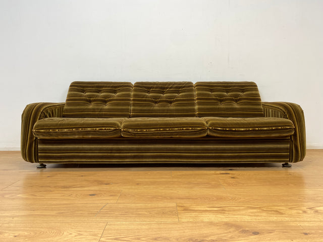 WMK I Formschönes 1970er Space Age Sofa mit Schlaffunktion, Bettwäschefach & gestreiftem Originalbezug I Sofa Couch Schlafsofa 3-Sitzer Ausziehsofa Klappcouch Daybed Retro Vintage Berlin Kiel Dresden