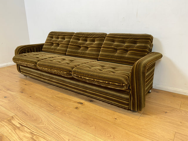 WMK I Formschönes 1970er Space Age Sofa mit Schlaffunktion, Bettwäschefach & gestreiftem Originalbezug I Sofa Couch Schlafsofa 3-Sitzer Ausziehsofa Klappcouch Daybed Retro Vintage Berlin Kiel Dresden