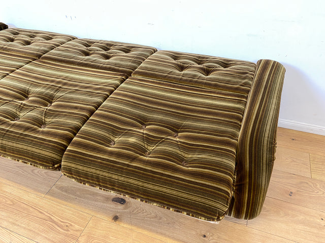 WMK I Formschönes 1970er Space Age Sofa mit Schlaffunktion, Bettwäschefach & gestreiftem Originalbezug I Sofa Couch Schlafsofa 3-Sitzer Ausziehsofa Klappcouch Daybed Retro Vintage Berlin Kiel Dresden