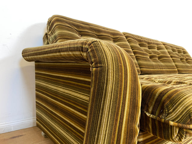 WMK I Formschönes 1970er Space Age Sofa mit Schlaffunktion, Bettwäschefach & gestreiftem Originalbezug I Sofa Couch Schlafsofa 3-Sitzer Ausziehsofa Klappcouch Daybed Retro Vintage Berlin Kiel Dresden