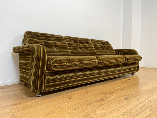 WMK I Formschönes 1970er Space Age Sofa mit Schlaffunktion, Bettwäschefach & gestreiftem Originalbezug I Sofa Couch Schlafsofa 3-Sitzer Ausziehsofa Klappcouch Daybed Retro Vintage Berlin Kiel Dresden