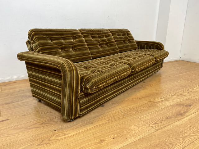 WMK I Formschönes 1970er Space Age Sofa mit Schlaffunktion, Bettwäschefach & gestreiftem Originalbezug I Sofa Couch Schlafsofa 3-Sitzer Ausziehsofa Klappcouch Daybed Retro Vintage Berlin Kiel Dresden