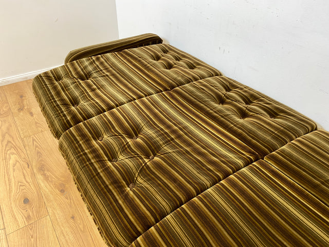 WMK I Formschönes 1970er Space Age Sofa mit Schlaffunktion, Bettwäschefach & gestreiftem Originalbezug I Sofa Couch Schlafsofa 3-Sitzer Ausziehsofa Klappcouch Daybed Retro Vintage Berlin Kiel Dresden
