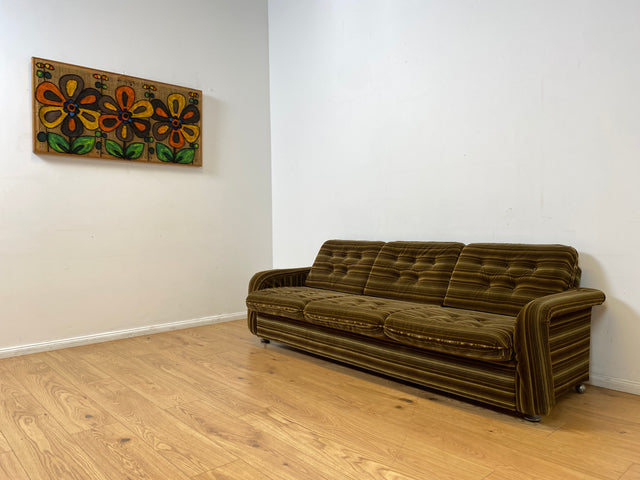 WMK I Formschönes 1970er Space Age Sofa mit Schlaffunktion, Bettwäschefach & gestreiftem Originalbezug I Sofa Couch Schlafsofa 3-Sitzer Ausziehsofa Klappcouch Daybed Retro Vintage Berlin Kiel Dresden