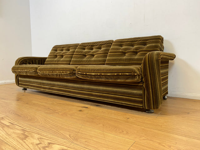 WMK I Formschönes 1970er Space Age Sofa mit Schlaffunktion, Bettwäschefach & gestreiftem Originalbezug I Sofa Couch Schlafsofa 3-Sitzer Ausziehsofa Klappcouch Daybed Retro Vintage Berlin Kiel Dresden
