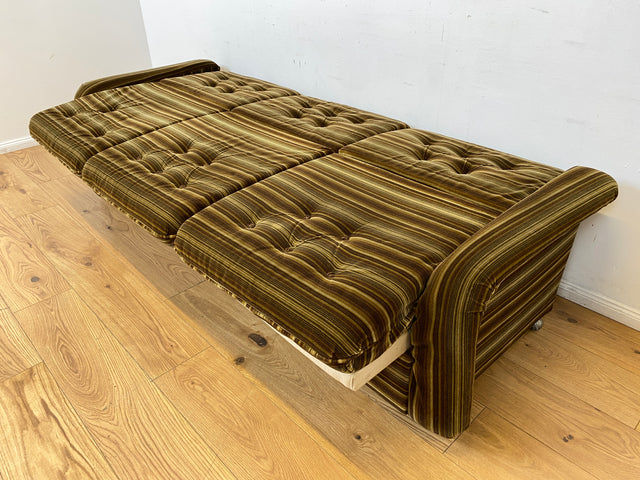 WMK I Formschönes 1970er Space Age Sofa mit Schlaffunktion, Bettwäschefach & gestreiftem Originalbezug I Sofa Couch Schlafsofa 3-Sitzer Ausziehsofa Klappcouch Daybed Retro Vintage Berlin Kiel Dresden