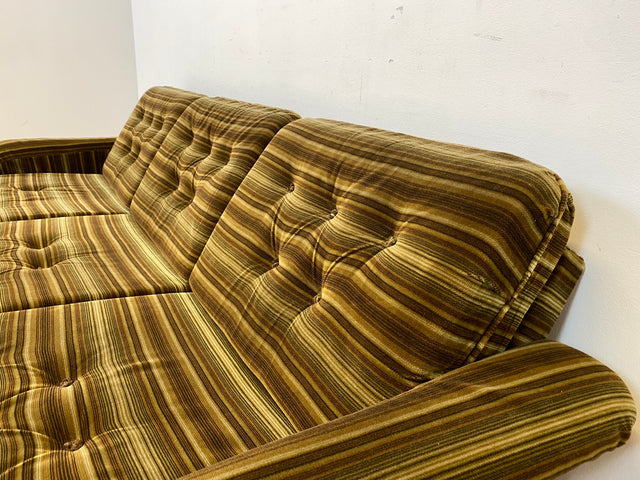 WMK I Formschönes 1970er Space Age Sofa mit Schlaffunktion, Bettwäschefach & gestreiftem Originalbezug I Sofa Couch Schlafsofa 3-Sitzer Ausziehsofa Klappcouch Daybed Retro Vintage Berlin Kiel Dresden