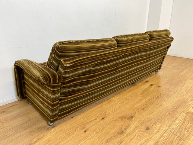 WMK I Formschönes 1970er Space Age Sofa mit Schlaffunktion, Bettwäschefach & gestreiftem Originalbezug I Sofa Couch Schlafsofa 3-Sitzer Ausziehsofa Klappcouch Daybed Retro Vintage Berlin Kiel Dresden