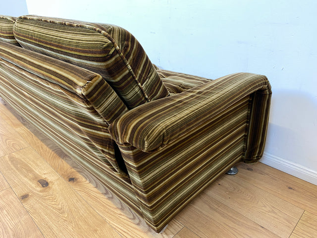 WMK I Formschönes 1970er Space Age Sofa mit Schlaffunktion, Bettwäschefach & gestreiftem Originalbezug I Sofa Couch Schlafsofa 3-Sitzer Ausziehsofa Klappcouch Daybed Retro Vintage Berlin Kiel Dresden