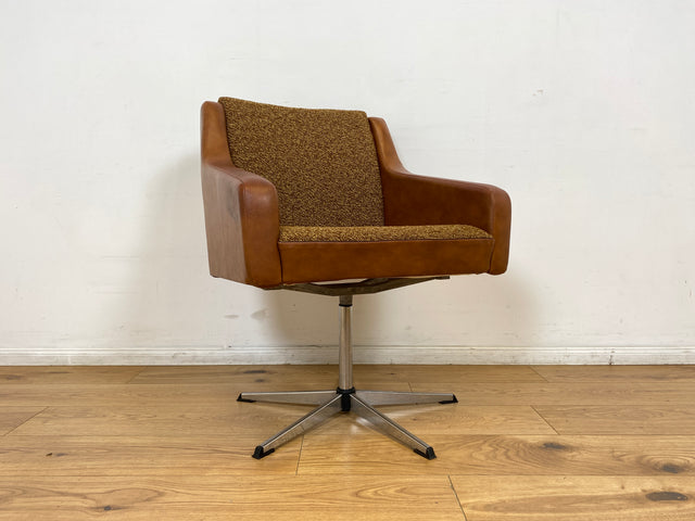 WMK I Kultiger und sehr bequemer 70er Jahre Drehsessel mit Originalbezug aus Kunstleder und Chrom Fuß I Sessel Cocktailsessel Drehstuhl Lesesessel Loungesessel Space Age Vintage Berlin Frankfurt Köln