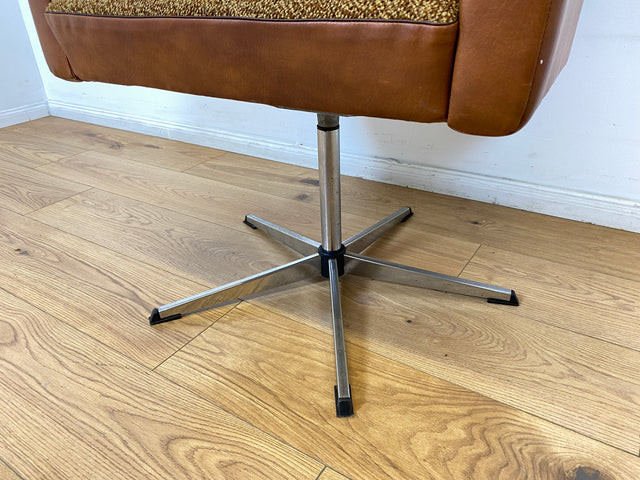 WMK I Kultiger und sehr bequemer 70er Jahre Drehsessel mit Originalbezug aus Kunstleder und Chrom Fuß I Sessel Cocktailsessel Drehstuhl Lesesessel Loungesessel Space Age Vintage Berlin Frankfurt Köln