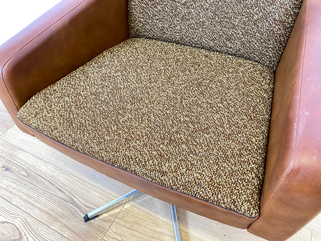 WMK I Kultiger und sehr bequemer 70er Jahre Drehsessel mit Originalbezug aus Kunstleder und Chrom Fuß I Sessel Cocktailsessel Drehstuhl Lesesessel Loungesessel Space Age Vintage Berlin Frankfurt Köln