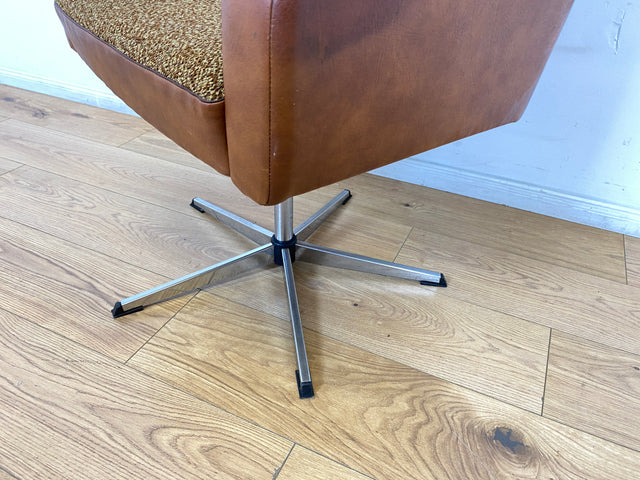 WMK I Kultiger und sehr bequemer 70er Jahre Drehsessel mit Originalbezug aus Kunstleder und Chrom Fuß I Sessel Cocktailsessel Drehstuhl Lesesessel Loungesessel Space Age Vintage Berlin Frankfurt Köln
