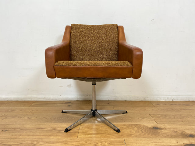 WMK I Kultiger und sehr bequemer 70er Jahre Drehsessel mit Originalbezug aus Kunstleder und Chrom Fuß I Sessel Cocktailsessel Drehstuhl Lesesessel Loungesessel Space Age Vintage Berlin Frankfurt Köln