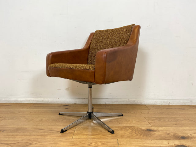 WMK I Kultiger und sehr bequemer 70er Jahre Drehsessel mit Originalbezug aus Kunstleder und Chrom Fuß I Sessel Cocktailsessel Drehstuhl Lesesessel Loungesessel Space Age Vintage Berlin Frankfurt Köln