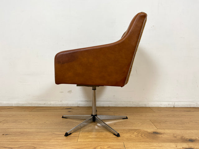 WMK I Kultiger und sehr bequemer 70er Jahre Drehsessel mit Originalbezug aus Kunstleder und Chrom Fuß I Sessel Cocktailsessel Drehstuhl Lesesessel Loungesessel Space Age Vintage Berlin Frankfurt Köln