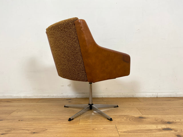 WMK I Kultiger und sehr bequemer 70er Jahre Drehsessel mit Originalbezug aus Kunstleder und Chrom Fuß I Sessel Cocktailsessel Drehstuhl Lesesessel Loungesessel Space Age Vintage Berlin Frankfurt Köln