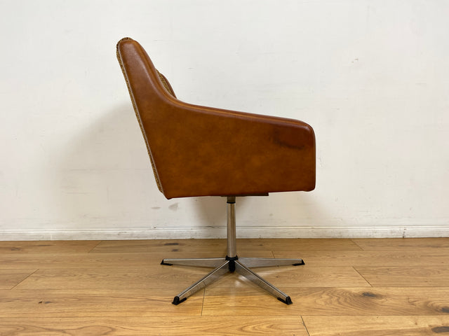 WMK I Kultiger und sehr bequemer 70er Jahre Drehsessel mit Originalbezug aus Kunstleder und Chrom Fuß I Sessel Cocktailsessel Drehstuhl Lesesessel Loungesessel Space Age Vintage Berlin Frankfurt Köln
