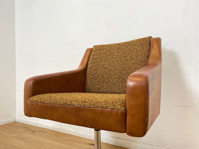 WMK I Kultiger und sehr bequemer 70er Jahre Drehsessel mit Originalbezug aus Kunstleder und Chrom Fuß I Sessel Cocktailsessel Drehstuhl Lesesessel Loungesessel Space Age Vintage Berlin Frankfurt Köln