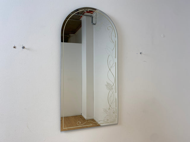 WMK I Hübscher und gut erhaltener 70er Jahre Rundbogen Wandspiegel , kunstvoll Handbemalt in Champagnerton I Spiegel Garderobe Badspiegel Flurspiegel Hollywood Regency Vintage Berlin Bremen Passau