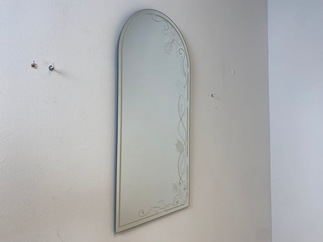 WMK I Hübscher und gut erhaltener 70er Jahre Rundbogen Wandspiegel , kunstvoll Handbemalt in Champagnerton I Spiegel Garderobe Badspiegel Flurspiegel Hollywood Regency Vintage Berlin Bremen Passau