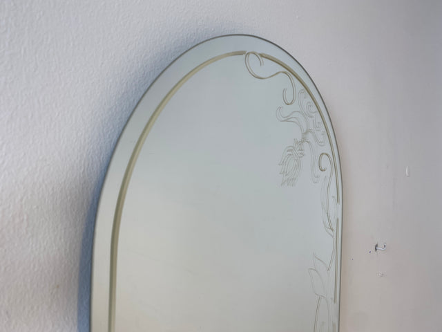 WMK I Hübscher und gut erhaltener 70er Jahre Rundbogen Wandspiegel , kunstvoll Handbemalt in Champagnerton I Spiegel Garderobe Badspiegel Flurspiegel Hollywood Regency Vintage Berlin Bremen Passau