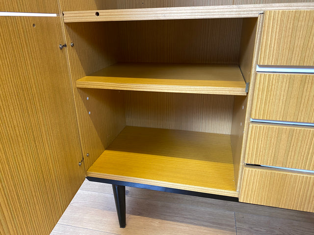 WMK I Raumaufhellender, gut erhaltener 70er Jahre Schrank in Hochglanz mit Schubladen & konischen Füßen I Highboard Wäscheschrank Kommode Sideboard Retro Mid-Century DDR 60er Berlin Leipzig Stuttgart