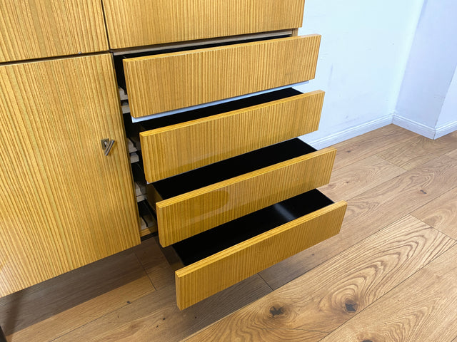 WMK I Raumaufhellender, gut erhaltener 70er Jahre Schrank in Hochglanz mit Schubladen & konischen Füßen I Highboard Wäscheschrank Kommode Sideboard Retro Mid-Century DDR 60er Berlin Leipzig Stuttgart