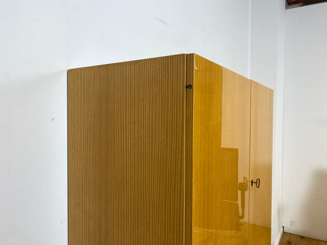 WMK I Raumaufhellender, gut erhaltener 70er Jahre Schrank in Hochglanz mit Schubladen & konischen Füßen I Highboard Wäscheschrank Kommode Sideboard Retro Mid-Century DDR 60er Berlin Leipzig Stuttgart