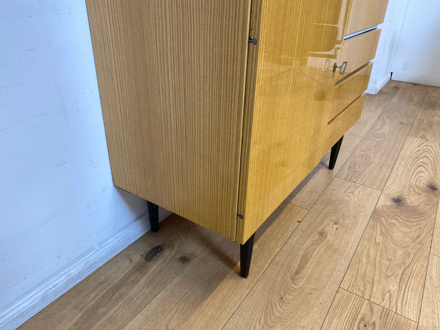 WMK I Raumaufhellender, gut erhaltener 70er Jahre Schrank in Hochglanz mit Schubladen & konischen Füßen I Highboard Wäscheschrank Kommode Sideboard Retro Mid-Century DDR 60er Berlin Leipzig Stuttgart