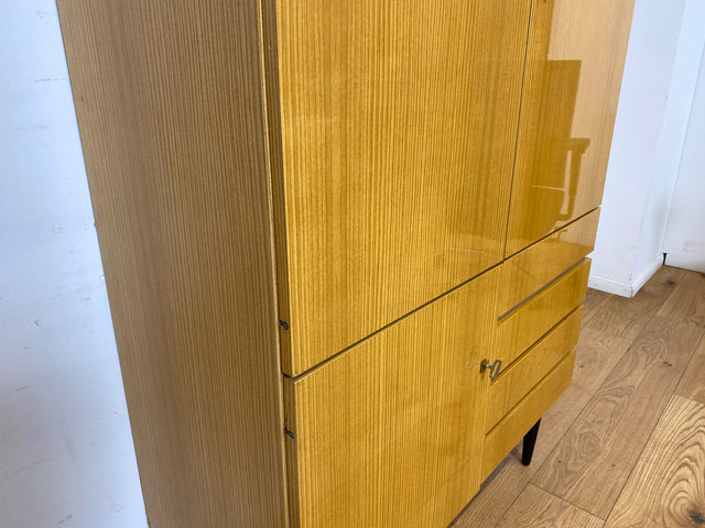 WMK I Raumaufhellender, gut erhaltener 70er Jahre Schrank in Hochglanz mit Schubladen & konischen Füßen I Highboard Wäscheschrank Kommode Sideboard Retro Mid-Century DDR 60er Berlin Leipzig Stuttgart