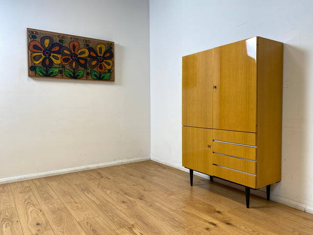 WMK I Raumaufhellender, gut erhaltener 70er Jahre Schrank in Hochglanz mit Schubladen & konischen Füßen I Highboard Wäscheschrank Kommode Sideboard Retro Mid-Century DDR 60er Berlin Leipzig Stuttgart